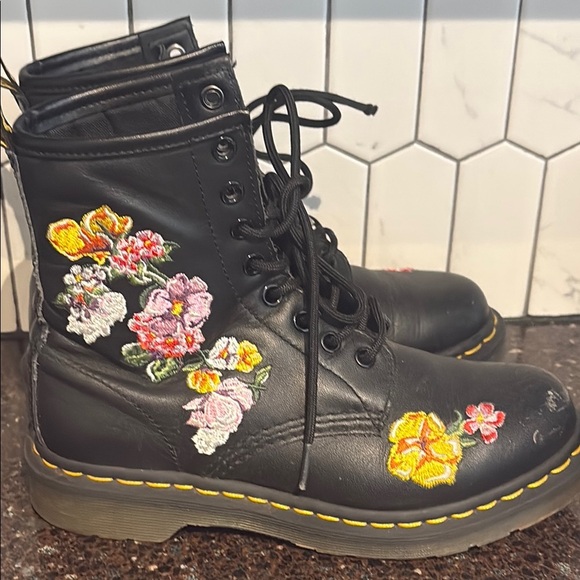 Dr. Marten Vondo II Floral Embroidered Black Boots, size 6 - Picture 7 of 10